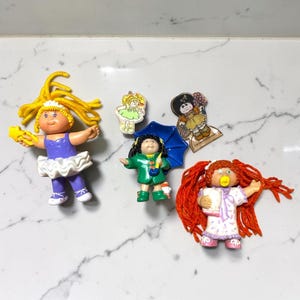 Vintage 1980s Cabbage Patch Mini Figures & Pins, OAA Lot (5 Pieces)