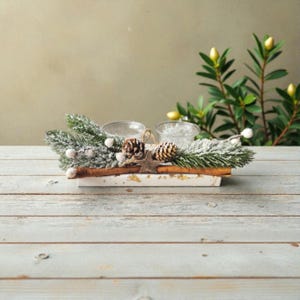 Centrotavola portacandele da tavolo in resina con fogliame natalizio e cannella