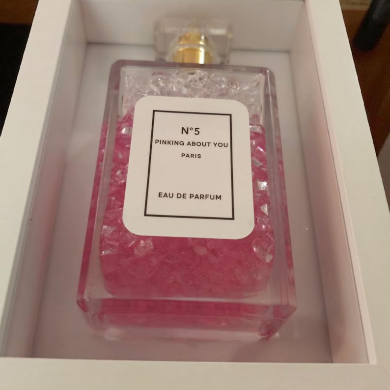 Parfüm Flasche Harz Wand Kunst | Rosa Ombre Parfüm Rahmen, Chanel inspirierte Dekoration, Luxusmode Wandkunst, handgemachtes Geschenk Bild 6