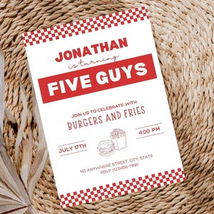 Peut inclure: Une invitation blanche avec des bordures à carreaux rouges et blancs. L'invitation est pour une fête d'anniversaire pour Jonathan, qui a cinq ans. L'invitation dit "Rejoignez-nous pour célébrer avec des hamburgers et des frites" et comprend la date, l'heure et l'adresse.