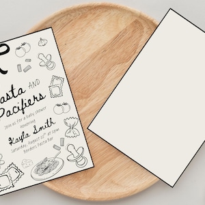 Puede incluir: Dos invitaciones para un baby shower, una con el texto "Pasta and Pacifiers" e ilustraciones de formas de pasta, chupetes y tomates. La otra invitaci&oacute;n est&aacute; en blanco. Ambas est&aacute;n sobre una bandeja de madera.