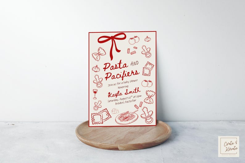Puede incluir: Una invitaci&oacute;n a un baby shower con un borde rojo y un fondo crema. La invitaci&oacute;n presenta ilustraciones rojas de pasta, chupetes y otros art&iacute;culos para beb&eacute;s. El texto dice "Pasta and Pacifiers" e incluye los detalles del evento.