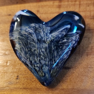 Glas Herz Skulptur in Blau Mond und Stern Weiß - Handgeblasen