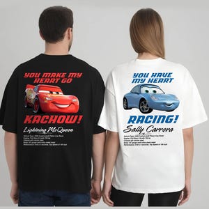 Può includere: T-shirt nere e bianche con Lightning McQueen e Sally Carrera del film Cars. La maglietta nera ha "You Make My Heart Go" e "Kachow!" con Lightning McQueen. La bianca ha "You Have My Heart" e "Racing!" con Sally Carrera.
