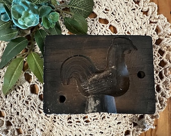 Molde de madera primitivo antiguo con diseño de pollo o gallo del siglo XIX