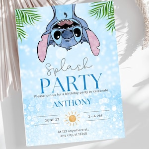 Puede incluir: Una invitación de cumpleaños azul y blanca con el personaje Stitch. La invitación dice "Splash PARTY" e incluye detalles del evento, como la fecha, la hora y el lugar. La invitación está decorada con una ilustración de sol.