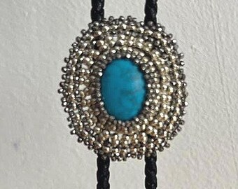 Corbata de bolo - Turquesa ovalada con cuentas plateadas, pequeña