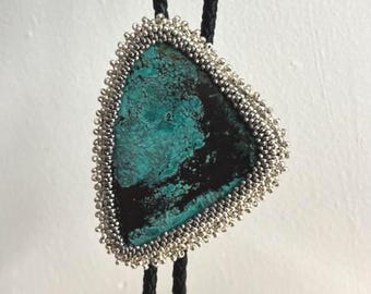 Corbata de bolo - Piedra turquesa triangular con cuentas plateadas muy grandes