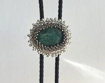 Corbata de bolo - Cuentas plateadas con piedra verde pequeña