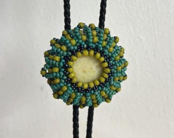 Corbata de bolo - Piedra redonda turquesa con cuentas amarillas