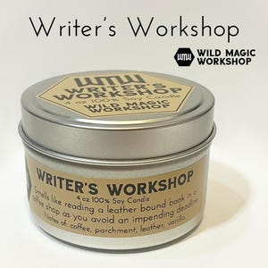 以下が含まれることがあります： 「Writer's Workshop」と書かれた茶色のラベルが付いた、銀色のキャンドル缶。 キャンドルは113gで、100％大豆ワックス製です。 香りはコーヒー、羊皮紙、革、バニラと表現されています。 缶の上部には金色のラベルが付いています。
