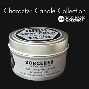 以下が含まれることがあります： 「SORCERER 4 oz 100% Soy Candle Smells like a font of wild arcane power. Notes of: lavender embers, rose, dark musk」と「WILD MAGIC WORKSHOP」のロゴが書かれた黒いラベルが付いた銀色のキャンドル缶。