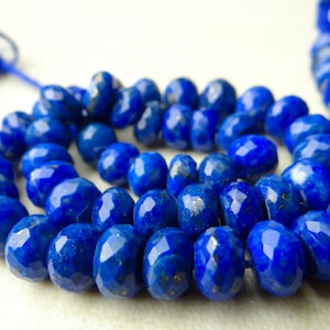 Pu&ograve; includere: Un filo di perline sfaccettate di lapislazzuli blu intenso. Le perline sono di forma ovale e hanno una superficie lucida e riflettente. Il filo &egrave; di colore blu abbinato. Le perline hanno un diametro di circa 0,8 cm.