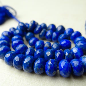 Pu&ograve; includere: Una collana di perline sfaccettate di lapislazzuli blu intenso. Le perline di forma ovale sono infilate con un cordoncino blu, adatte per una collana o un braccialetto. Le perline hanno una superficie lucida e riflettente.