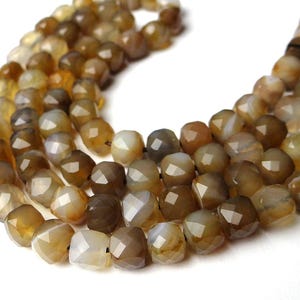 6,5 cala... Bryłki agatu wielbłądziego o szlifie sześciennym... 7 mm