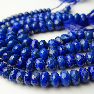Pu&ograve; includere: Un filo di perline sfaccettate di lapislazzuli blu intenso. Le perline ovali sono infilate, con un nappa all'estremit&agrave;. Le perline misurano circa 0,8 cm.