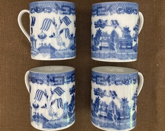 Set of 4 Vintage 3 5/8” Blue Willow Ceramic Mugs excellent condition Blue and White Porcelain Chinoiserie