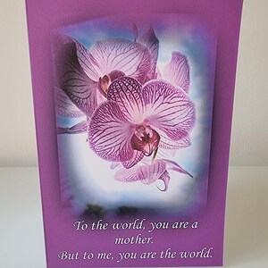 Biglietto per la festa della mamma. Regalo per la mamma. Biglietto formato A5. Orchidea. Viola. Fotografia originale e design artistico. Creazione fatta a mano. Biglietto d'arte.