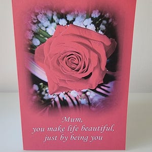 Tarjeta del Día de la Madre. Tarjeta con diseño floral. Regalo para mamá. Hecha a mano. Tamaño A5. Fotografía y obra de arte originales. Rosa roja.