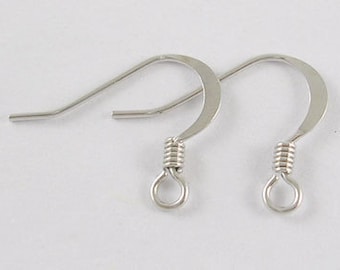 Può includere: Una coppia di monachelle per orecchini in metallo color argento con un design a filo curvo, un piccolo dettaglio a molla avvolta e un occhiello circolare alla base per fissare componenti di gioielleria. Questi elementi servono per creare orecchini.