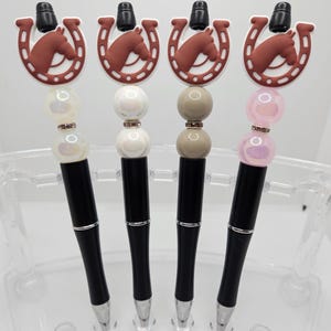 stylos en perles pour les amateurs de chevaux. fers à cheval et chevaux