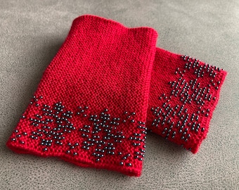 Beaded woolen knitted wristlet