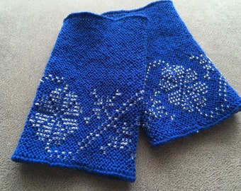 Blue beaded woolen wrist warmers - flowers motive