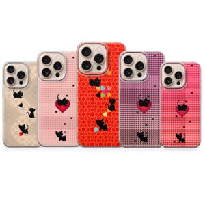 Può includere: Una collezione di cinque custodie per telefoni con disegni a tema gatto. Le custodie presentano vari motivi, tra cui cuori e forme ripetute, e mostrano illustrazioni di gatti neri. La tavolozza dei colori include sfumature di rosa, rosso e beige.