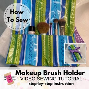 Op de afbeelding: Een blauwe en groene gestreepte stoffen make-up kwast houder met een paarse stippen rand. De houder heeft vijf vakken voor kwasten en een klein vakje voor andere items. De tekst "How To Sew" is in een cirkel op de voorkant van de houder geschreven. De tekst "Makeup Brush Holder" is in een groot lettertype onderaan de afbeelding geschreven. De tekst "VIDEO SEWING TUTORIAL" is in een kleiner lettertype onder de titel geschreven. De tekst "step-by-step instruction" is in een nog kleiner lettertype onder de titel van de tutorial geschreven.