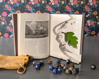 Torre de dados con libro personalizado / Torre rodante TTRPG hecha a mano con cierre magnético