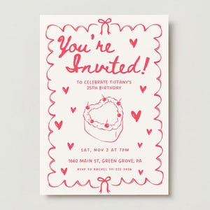 Könnte beinhalten: Rosa-weiße Geburtstagseinladung mit einem herzförmigen Kuchen und dem Text "You're Invited!" zur Feier von Tiffanys 25. Geburtstag. Die Einladung enthält Datum, Uhrzeit, Ort und RSVP-Informationen.