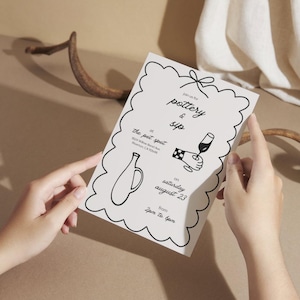 Può includere: Un biglietto d'invito bianco con disegni a tratto nero per un evento di ceramica e sorseggio. Il biglietto presenta un bordo smerlato, un fiocco e illustrazioni di una bottiglia e di una persona che tiene in mano un bicchiere di vino. Il testo include i dettagli dell'evento.