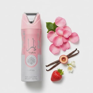 以下が含まれることがあります： アラビア語で「Yara」と書かれたピンクとシルバーの香水スプレー缶。缶の隣には、ピンクのバラの花びら、バニラビーンズ、スライスした桃、イチゴ、白い花があります。缶には「Lattafa Perfumed Spray 200 ml - 6.67 fl. oz.」と書かれています。