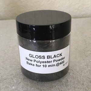 Pode incluir: Um frasco de p&oacute; de poli&eacute;ster preto com a etiqueta "Gloss Black New Polyester Powder Bake for 10 min.@400 BL1011"