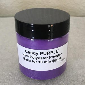 Pode incluir: Um frasco transparente cheio de p&oacute; de poli&eacute;ster roxo. O r&oacute;tulo diz "Candy PURPLE New Polyester Powder Bake for 10 min.@400 P1006"