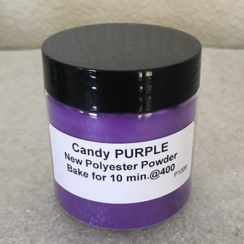 Pode incluir: Um frasco transparente cheio de p&oacute; de poli&eacute;ster roxo. O r&oacute;tulo diz "Candy PURPLE New Polyester Powder Bake for 10 min.@400 P1006"