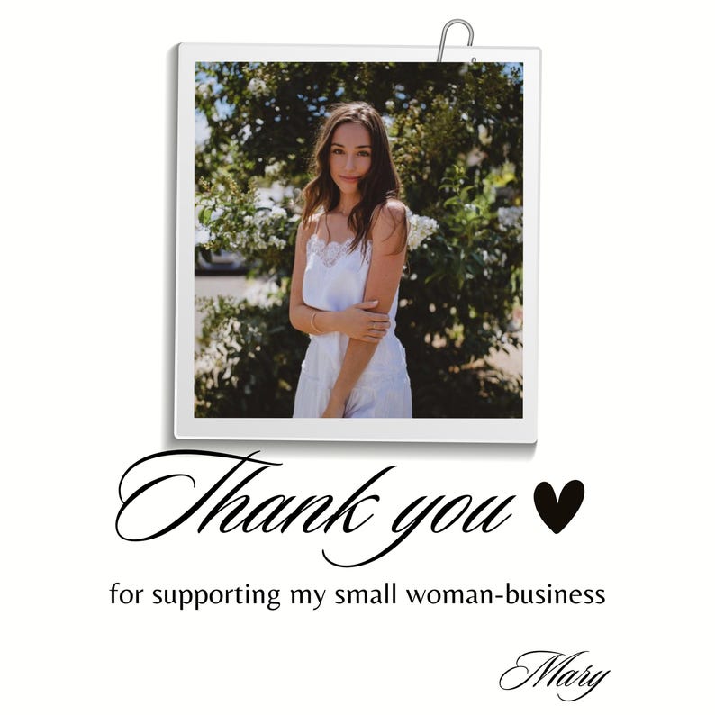 Peut inclure: Photographie d'une femme en robe blanche &agrave; bordure en dentelle, sur fond de verdure. L'image est pr&eacute;sent&eacute;e comme un polaroid avec les mots "Thank you" et "for supporting my small woman-business" en &eacute;criture &eacute;l&eacute;gante, ainsi qu'un symbole de c&oelig;ur.