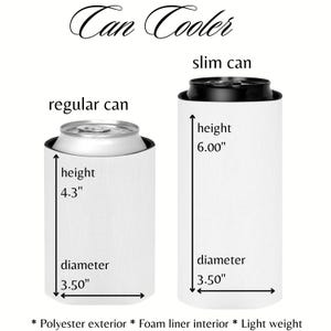 Peut inclure: Refroidisseurs de canettes blancs pour canettes r&eacute;guli&egrave;res et fines. Le refroidisseur de canette r&eacute;guli&egrave;re mesure 10,9 cm de haut avec un diam&egrave;tre de 8,9 cm. Le refroidisseur de canette fine mesure 15,2 cm de haut avec un diam&egrave;tre de 8,9 cm. Ext&eacute;rieur en polyester et doublure en mousse.
