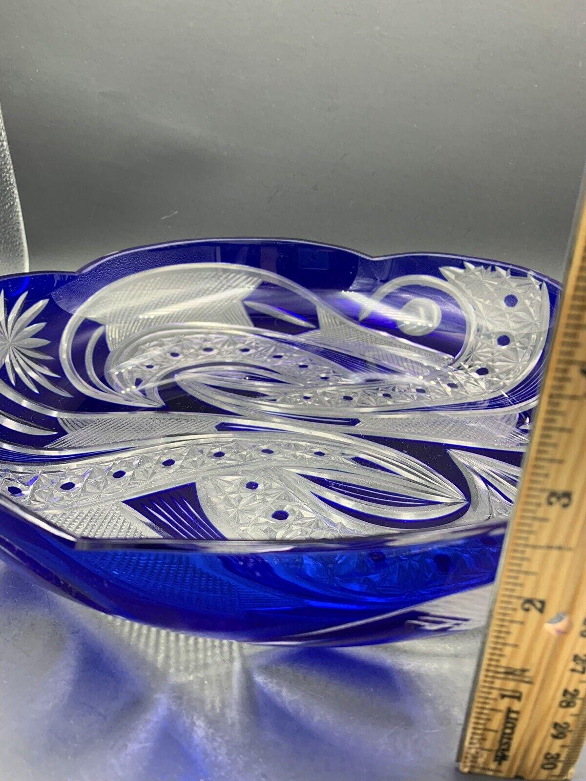 Cuenco para servir o consola de cristal azul cobalto tallado a transparente de estilo bohemio checo