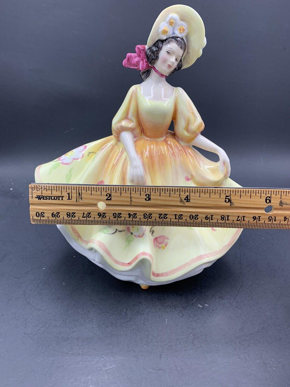 ヴィンテージ ロイヤルドルトン 1978年「サンデーベスト」HN2206