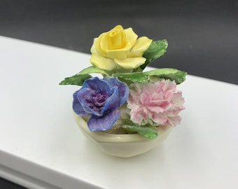 Maceta con ramo de flores Royal Adderley de porcelana inglesa pintada a mano