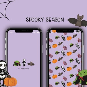 Op de afbeelding: Twee smartphones met Halloween-thema wallpapers tegen een paarse achtergrond. Eén telefoon toont een skelet, een groen monster en een vleermuis. De andere heeft een herhalend patroon van pompoenen, vleermuizen en monsters. De tekst "Spooky Season" staat bovenaan.