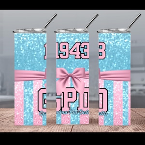 Può includere: Un set di tre bicchieri in acciaio inossidabile con un design glitter blu e rosa. I bicchieri presentano un fiocco rosa, il testo "1943" e il testo "Gamma Phi Delta".