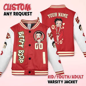 Pode incluir: Casaco universitário vermelho com mangas brancas, com gráficos da Betty Boop. A frente exibe "BETTY BOOP" e um emblema circular com Betty Boop e o número "00". A parte de trás tem "YOUR NAME" e uma ilustração da Betty Boop. Texto: "CUSTOM ANY REQUEST" e "KID/YOUTH/ADULT VARSITY JACKET".