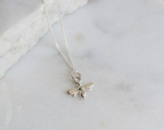 Tiny Bee Charm Collar de plata de ley