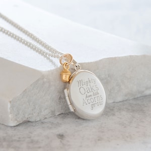 Collana con ciondolo ovale in argento sterling personalizzata "Possenti querce crescono da piccole ghiande"