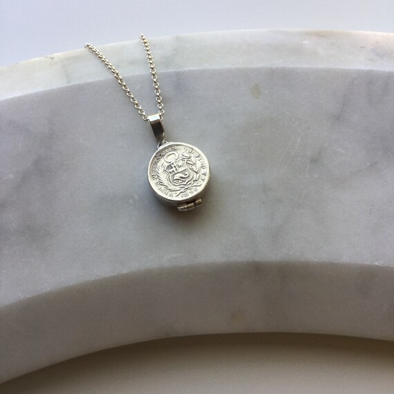 9ct Oro Blanco Oval Medallón grabado Gratis