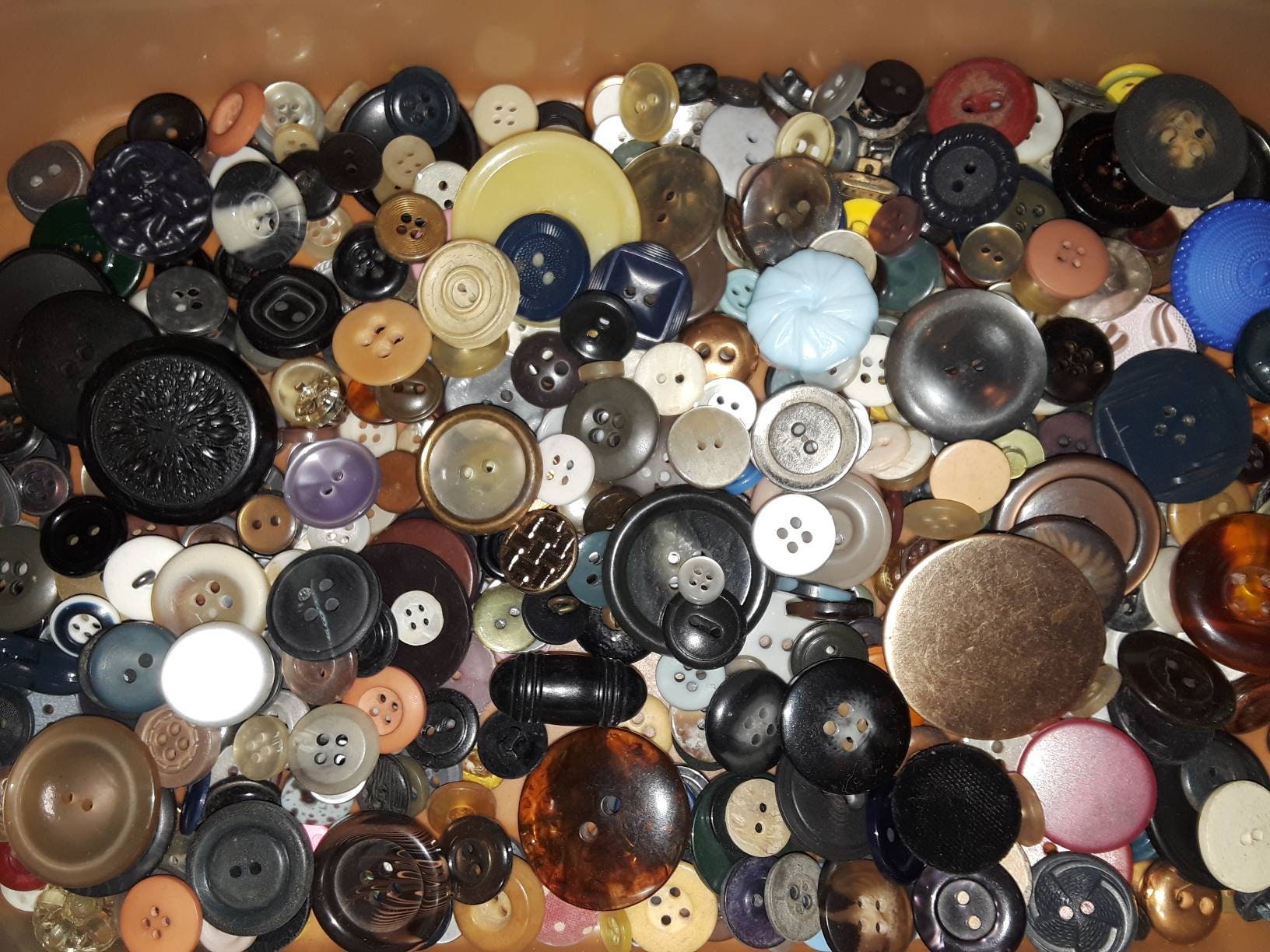 Bulk Buttons, 500 Vintage Buttons, Color Mix Buttons, Lot V3 