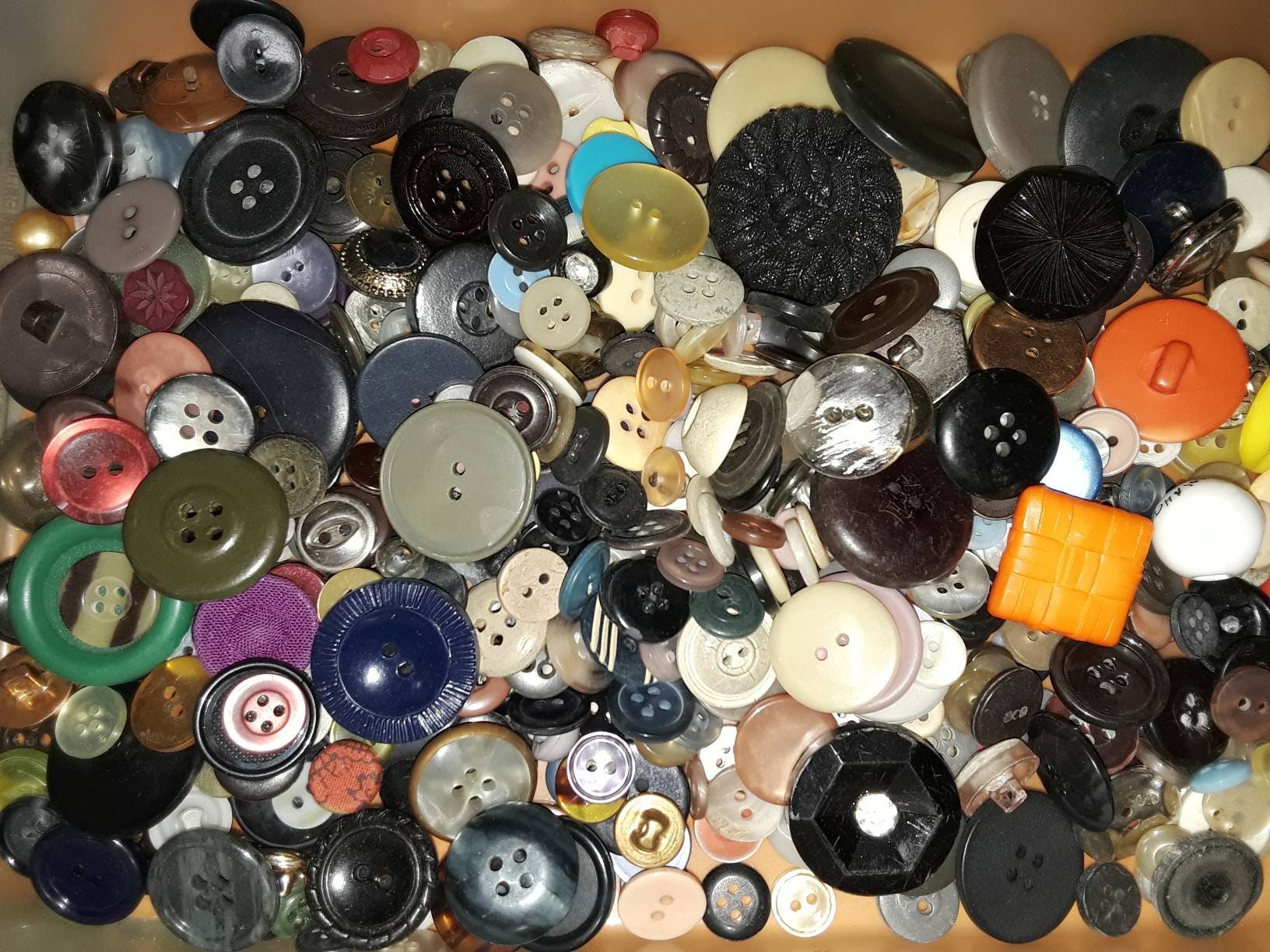 Bulk Buttons, 500 Vintage Buttons, Color Mix Buttons, Lot V3 