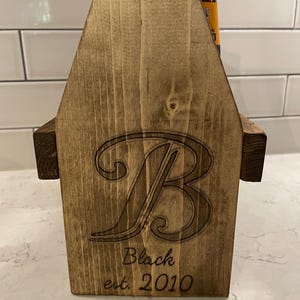 Soporte de madera personalizado para 6 paquetes: hecho a pedido; incluye tarjeta de regalo de Brookfield